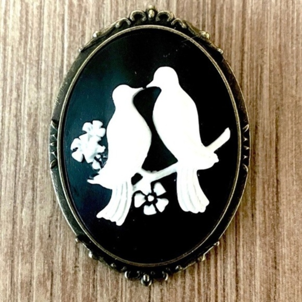 Black and White Bird Cameo Victorian Style Brooch, NWT